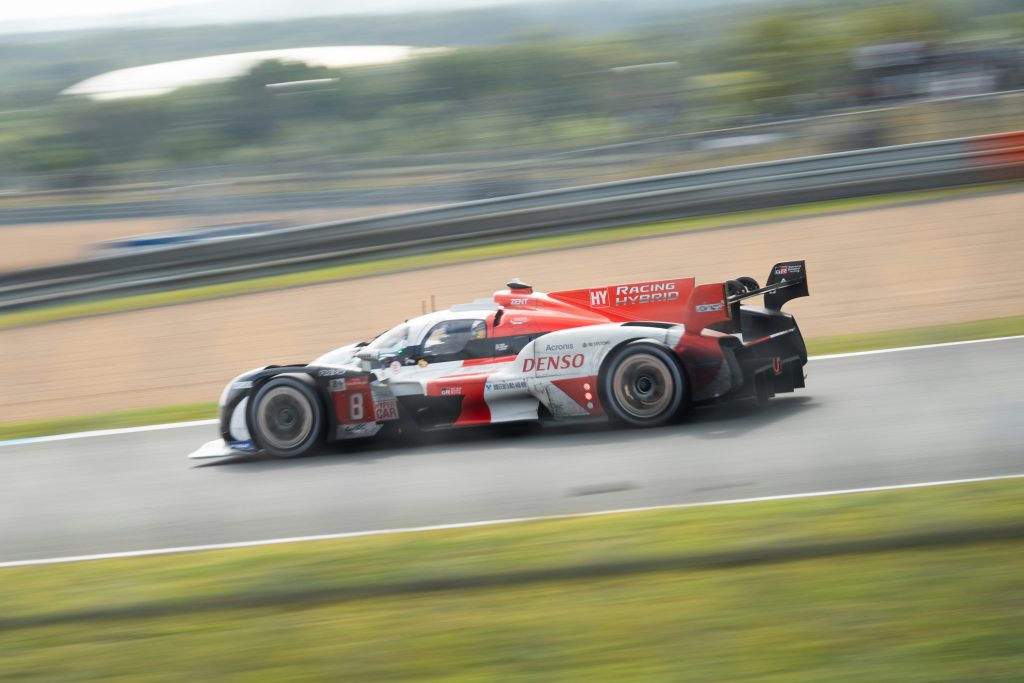 une voiture de course aux 24 heures du Mans